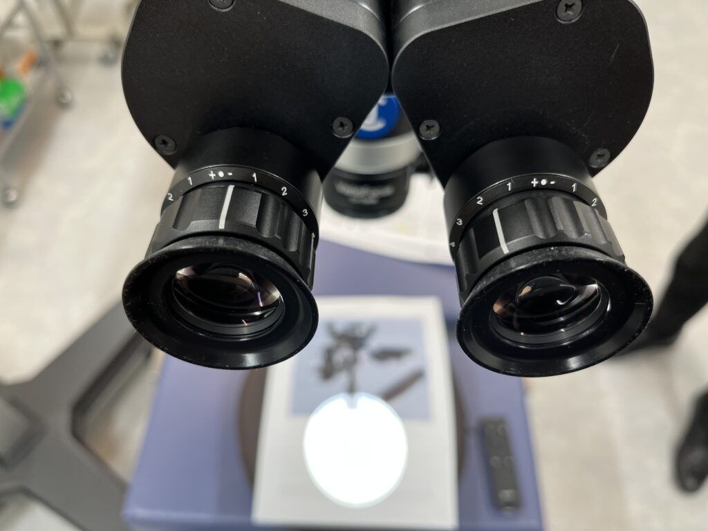 目元の治療を【顕微鏡化手術】！：マイクロサージェリー