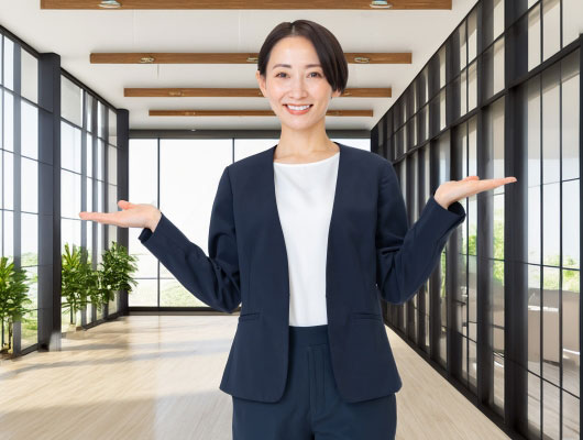 女性が違いを比較しているイメージ