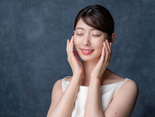 つや肌の女性イメージ