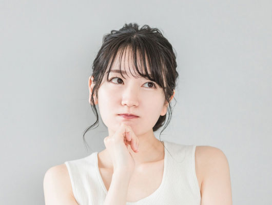 悩む女性のイメージ