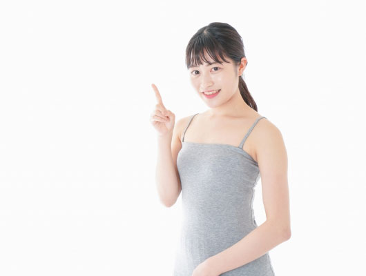 女性がポイントを伝えるイメージ