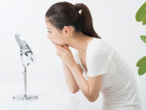 顔を見る女性イメージ