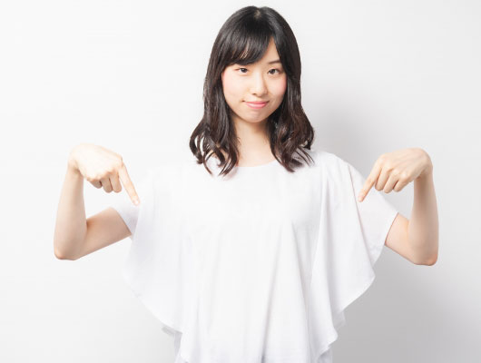 ポイントを示す女性