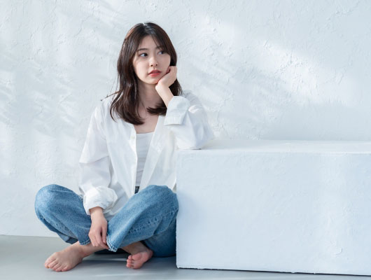 ゆっくり過ごす女性イメージ