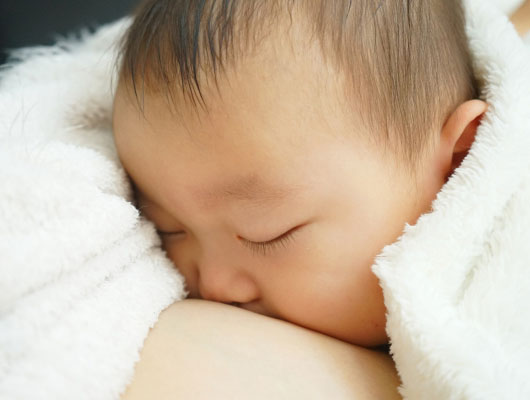 赤ちゃんへの授乳イメージ