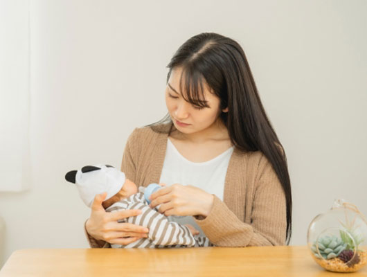 授乳に悩む女性イメージ