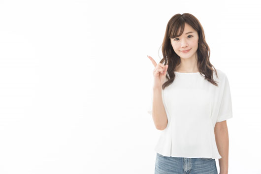 ポイントを示す女性イメージ