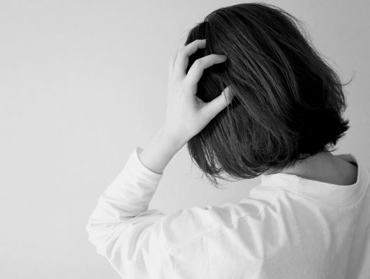 悩む女性イメージ
