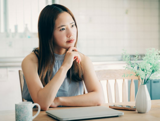悩む女性イメージ