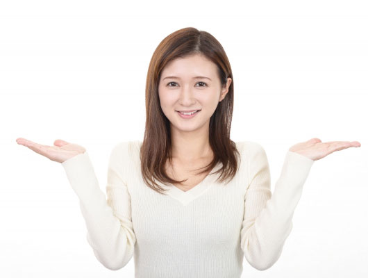 比較している女性イメージ