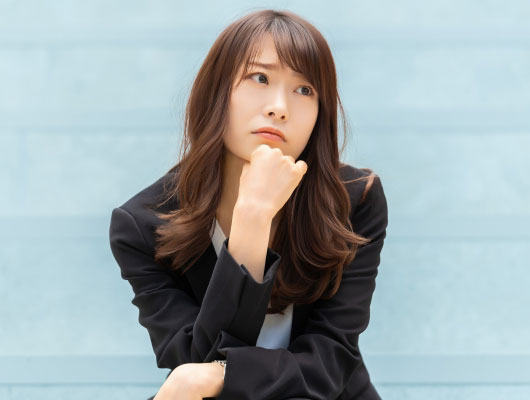 後悔する女性イメージ