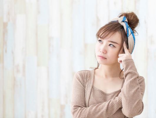 原因を考える女性イメージ