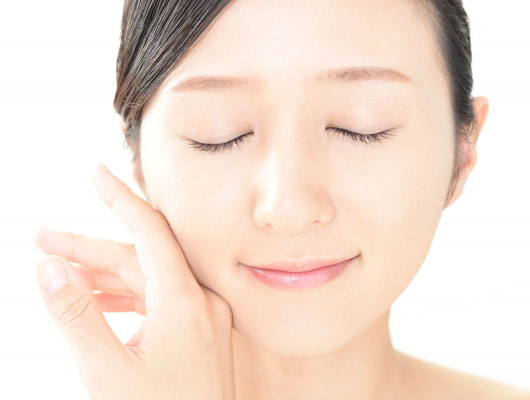 肌のセルフケアをする女性イメージ