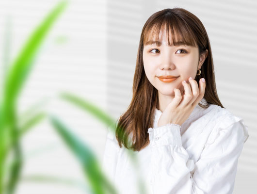 向いているイメージ女性