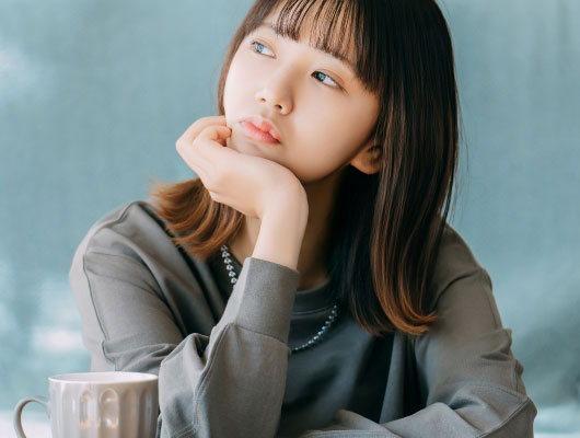 後悔している女性イメージ