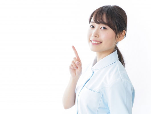 ポイントを説明する女性イメージ