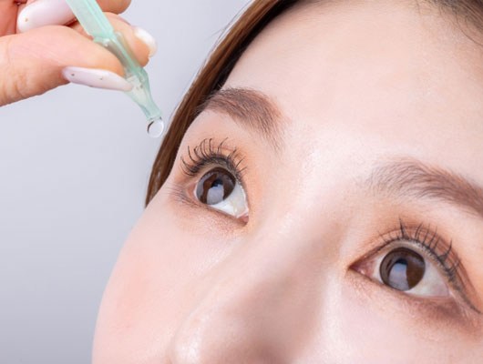 目薬をさす女性イメージ