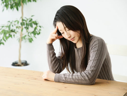 頭痛に悩む女性イメージ
