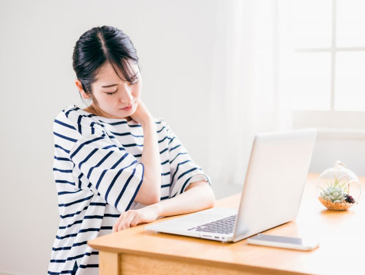 肩こりに悩む女性イメージ