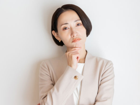 悩む女性のイメージ