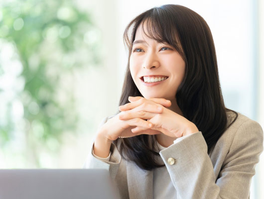 メリットを説明する女性イメージ