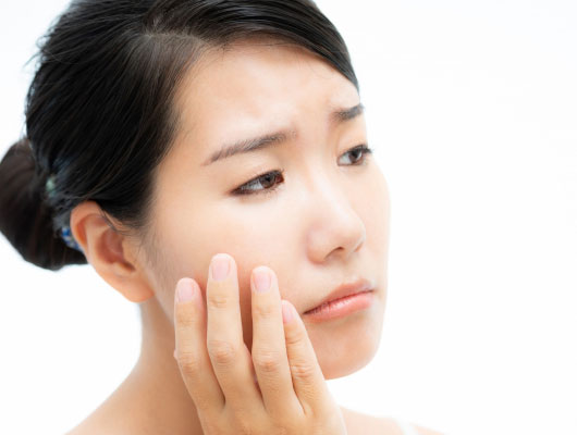 目元に悩む女性イメージ