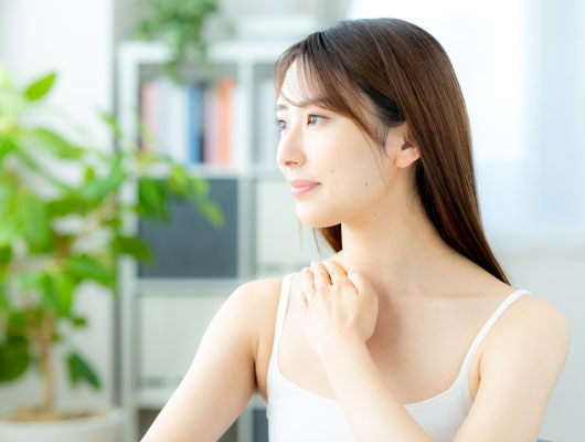 セルフケアをする女性イメージ