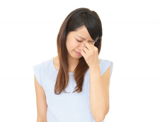 悩む女性イメージ