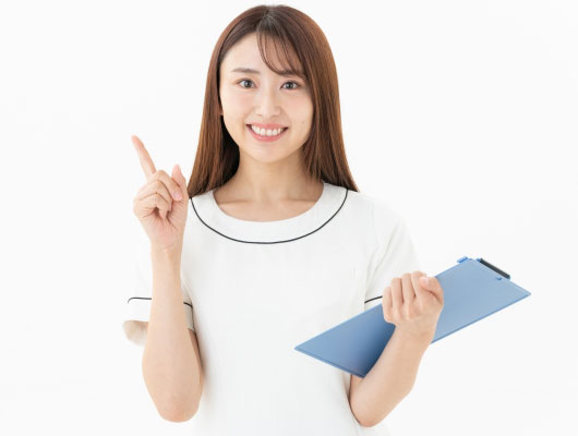説明する女性イメージ