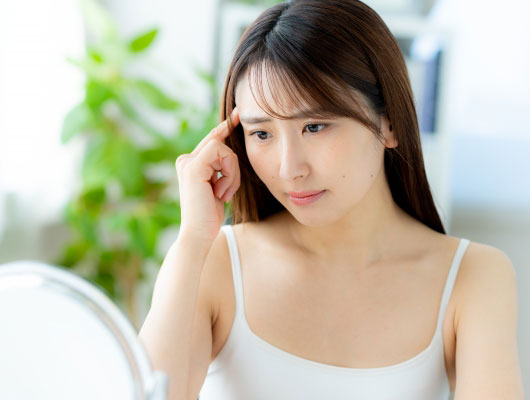 悩む女性イメージ