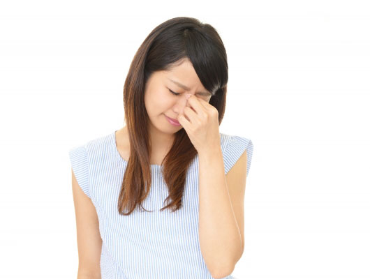目元を気にする女性イメージ