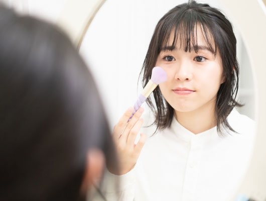化粧をする女性イメージ