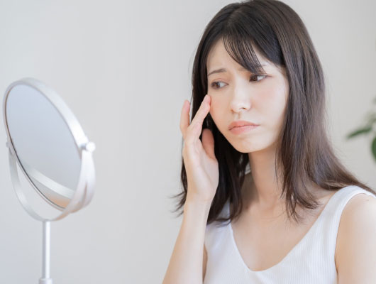 目元を気にする女性イメージ