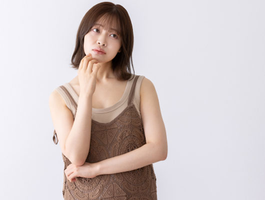 原因を考える女性イメージ