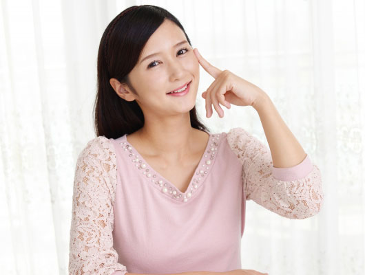 目元を示す女性イメージ