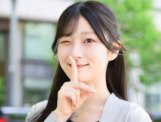 秘密にする女性イメージ