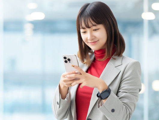 スケジュールを気にする女性イメージ
