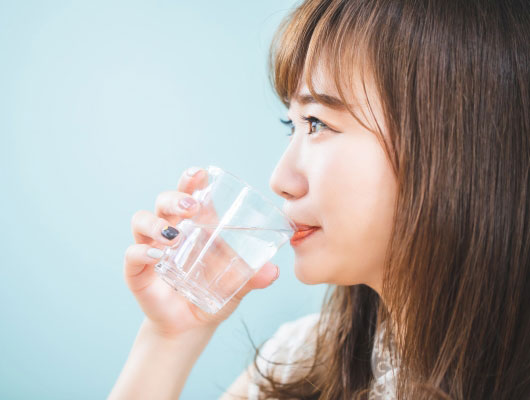 水分補給する女性イメージ