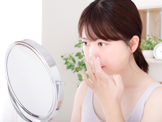 目元を気にする女性イメージ
