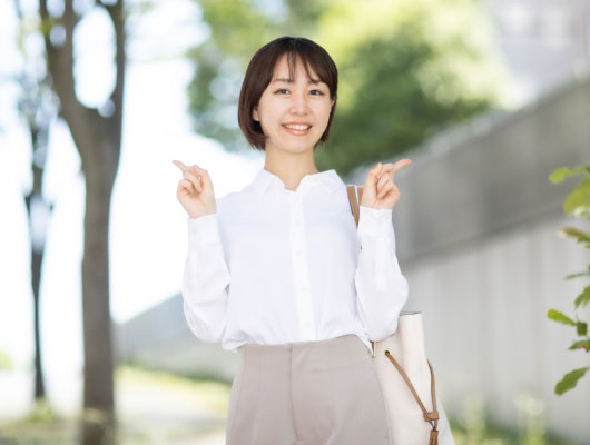 違いを比較する女性イメージ