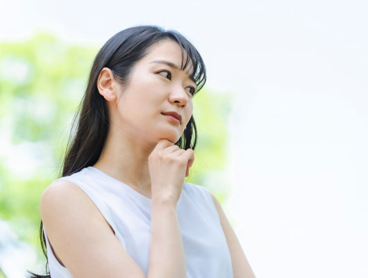 悩む女性イメージ