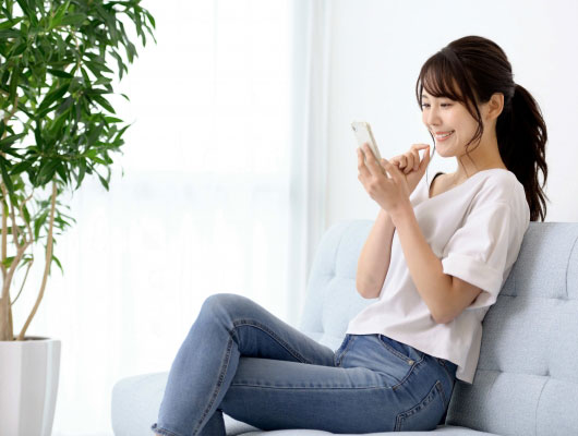 リラックスする女性イメージ