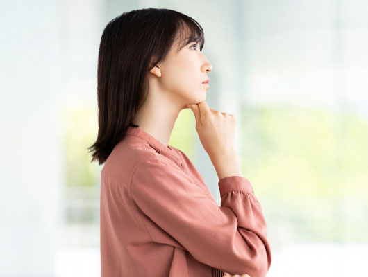 悩み気にする女性イメージ