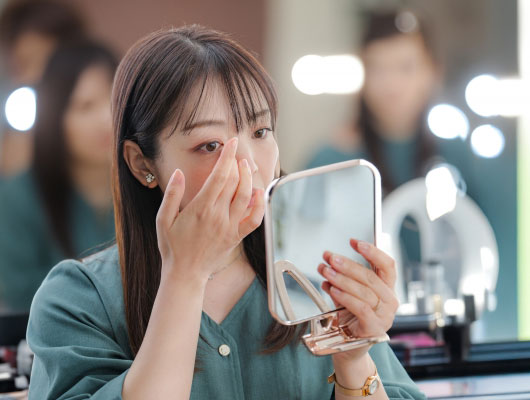 メイクをする女性イメージ