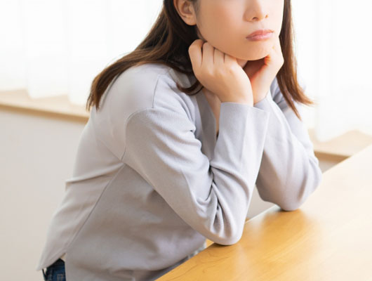 悩む女性イメージ