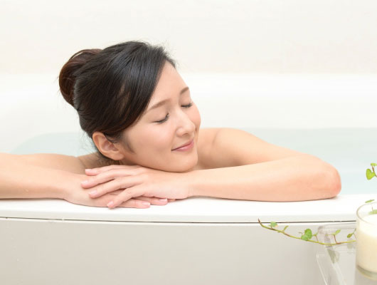 お風呂に入る女性イメージ