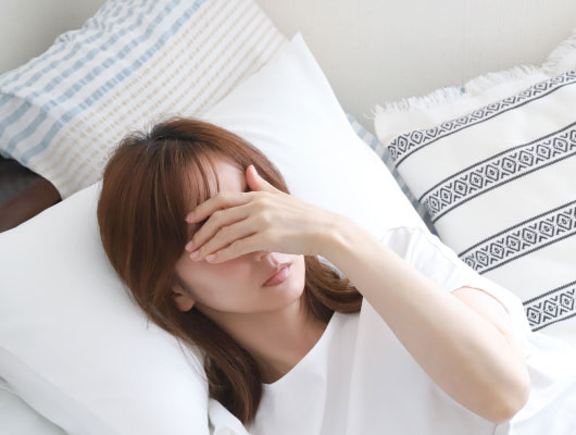 体調不良の女性イメージ