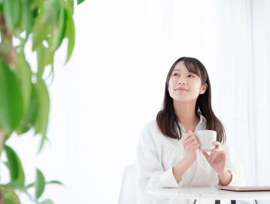 コーヒーでリラックスする女性イメージ