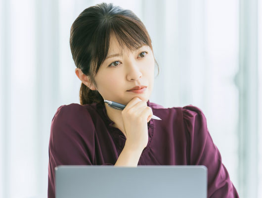 デメリットを考える女性イメージ