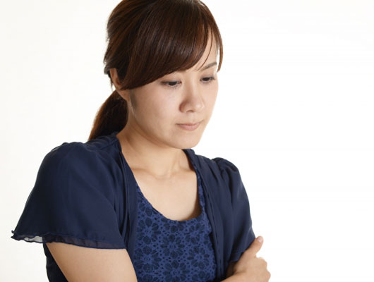 落ち込み悩む女性イメージ